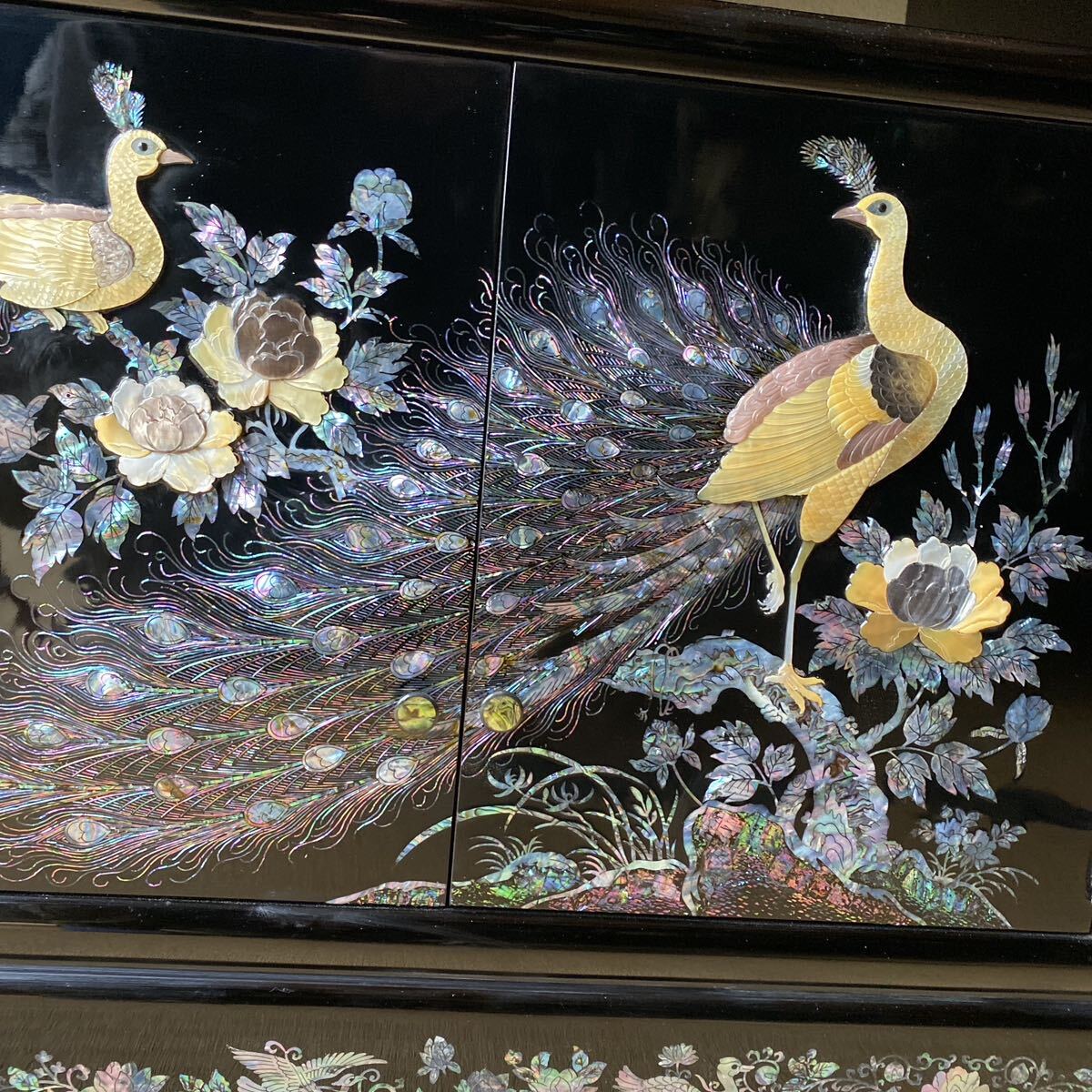 螺鈿細工 飾棚 花鳥紋 孔雀絵 韓国 木製 漆器 寸法114.0x40.5x120.0センチの画像3