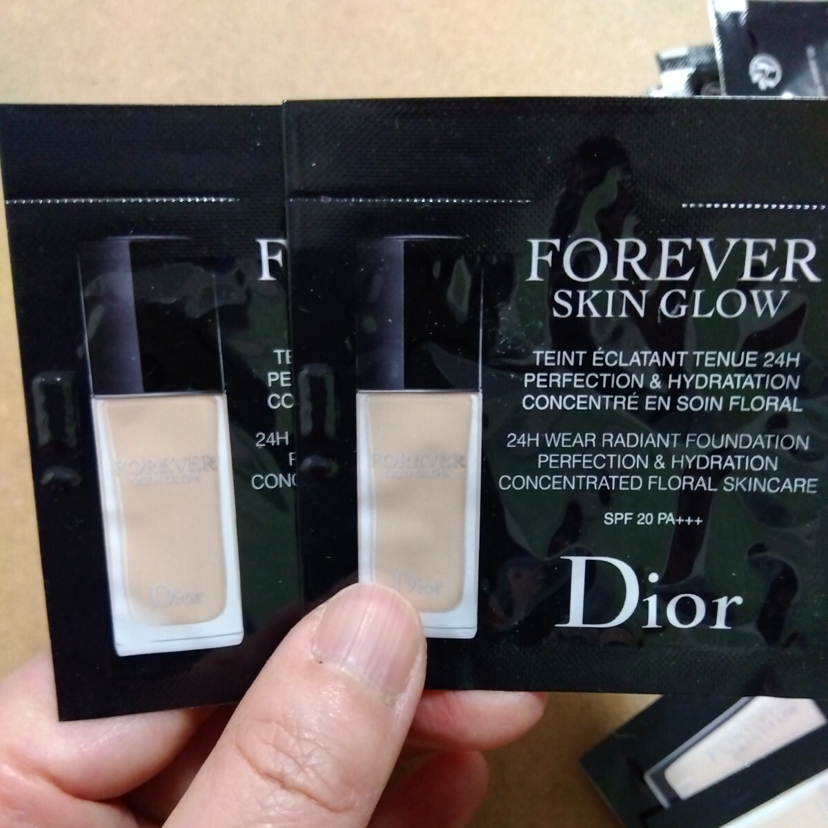 Dior ディオール FOREVER SKIN GLOW フォーエヴァー フルイド グロウ 2N+2N お試し サンプル リキッドファンデーション ネコの実の画像1