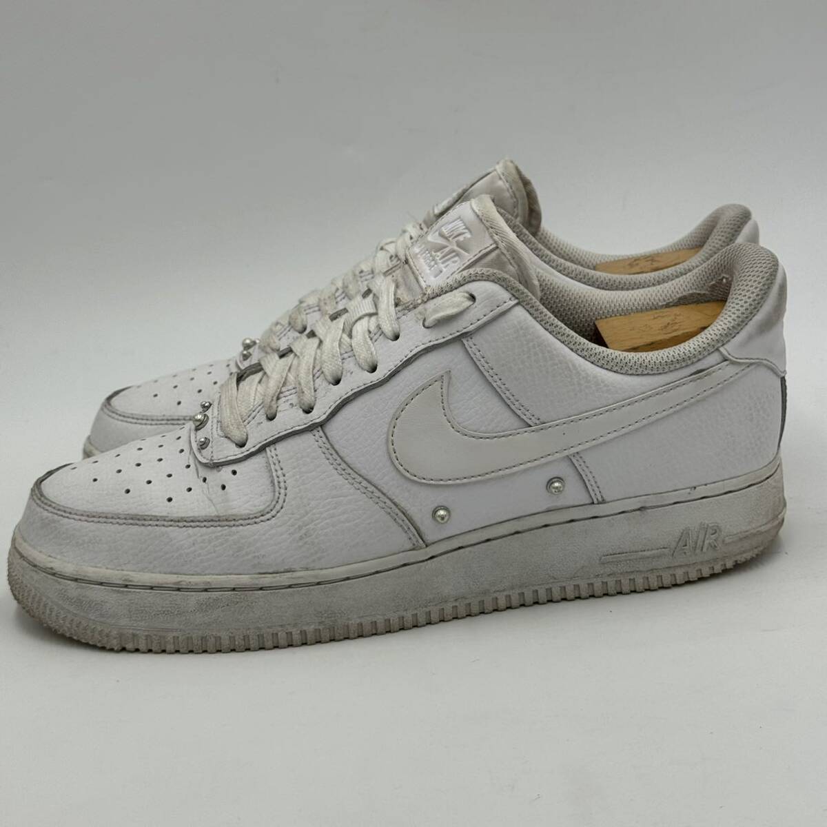 C ☆ 王道モデル!! '22年製' NIKE ナイキ WMNS AIR FORCE 1 07 SE dq0231-100 パール装飾 ローカット スニーカー size:26.5cm シューズ WHTの画像2