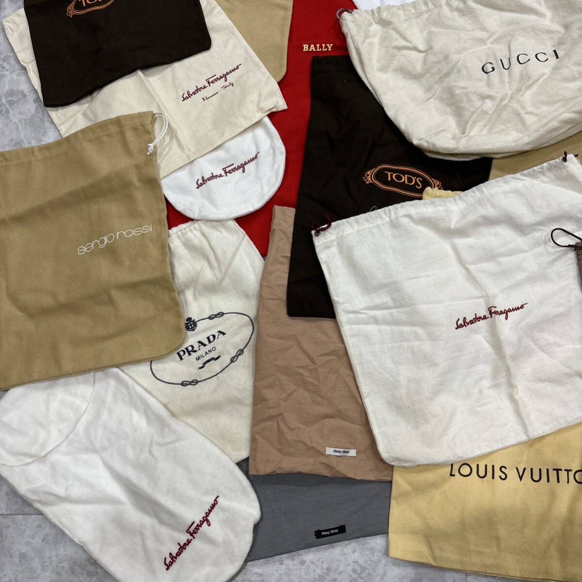 1円~ ＊ まとめ売り '豪華43点セット' LOUIS VUITTON / GUCCI / CELINE / Ferragamo / PRADA / BURBERRY / miu miu 等 保存袋 卸売り_画像4