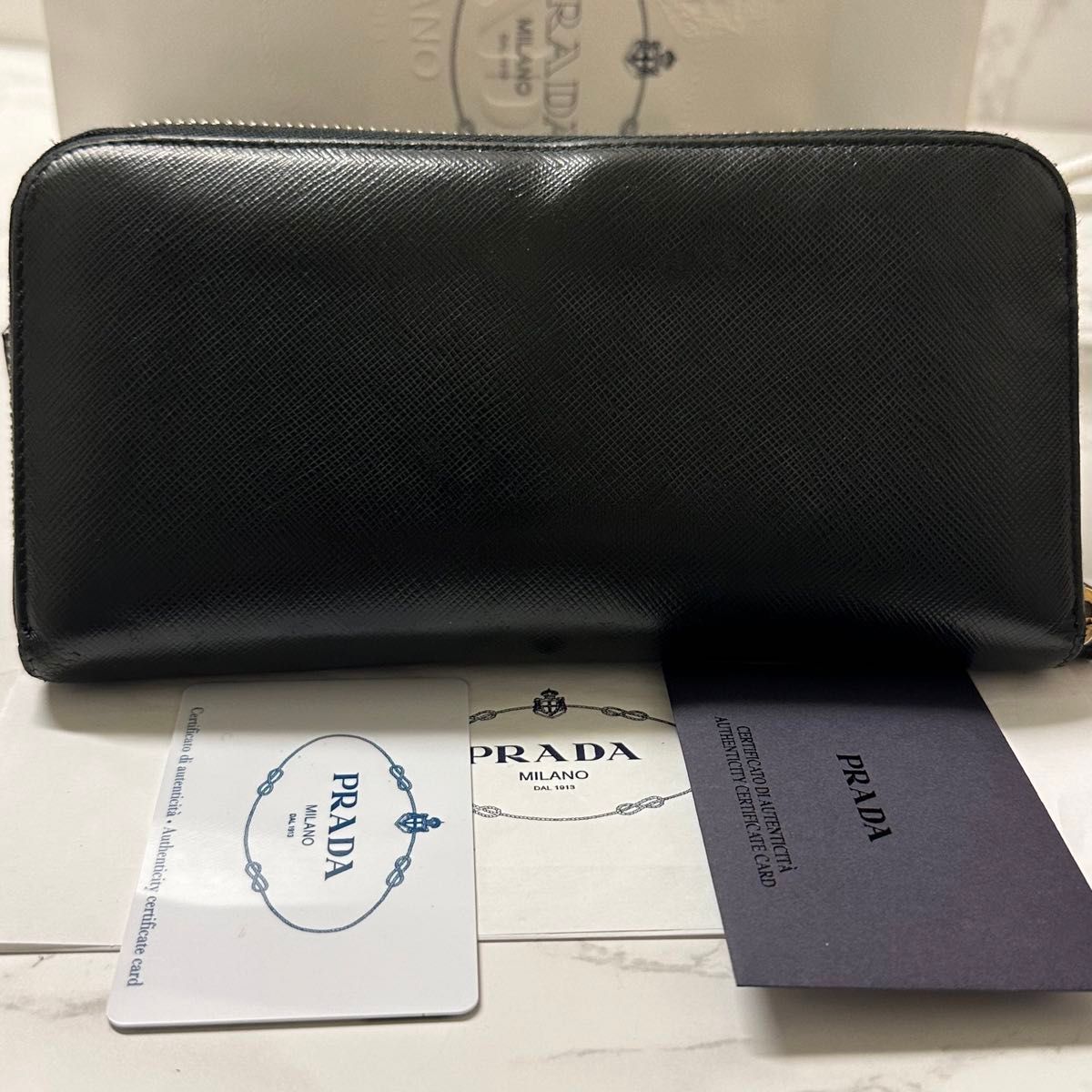 新品同様！ プラダ PRADA 財布 長財布 サフィアーノ ラウンドファスナー