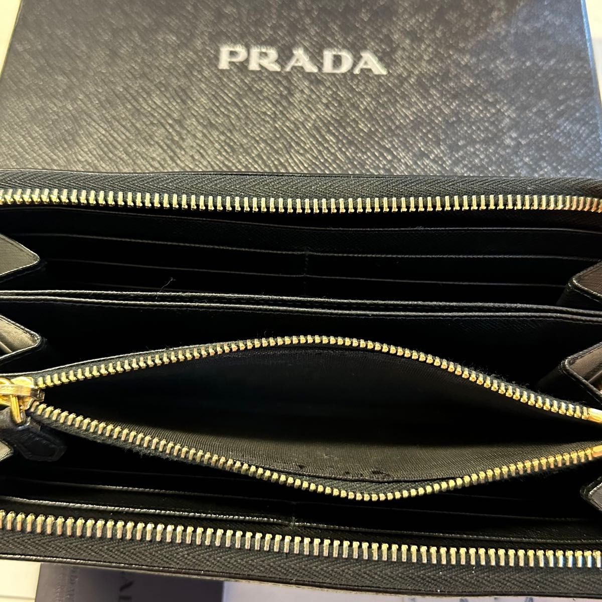 新品同様！ プラダ PRADA 財布 長財布 サフィアーノ ラウンドファスナー