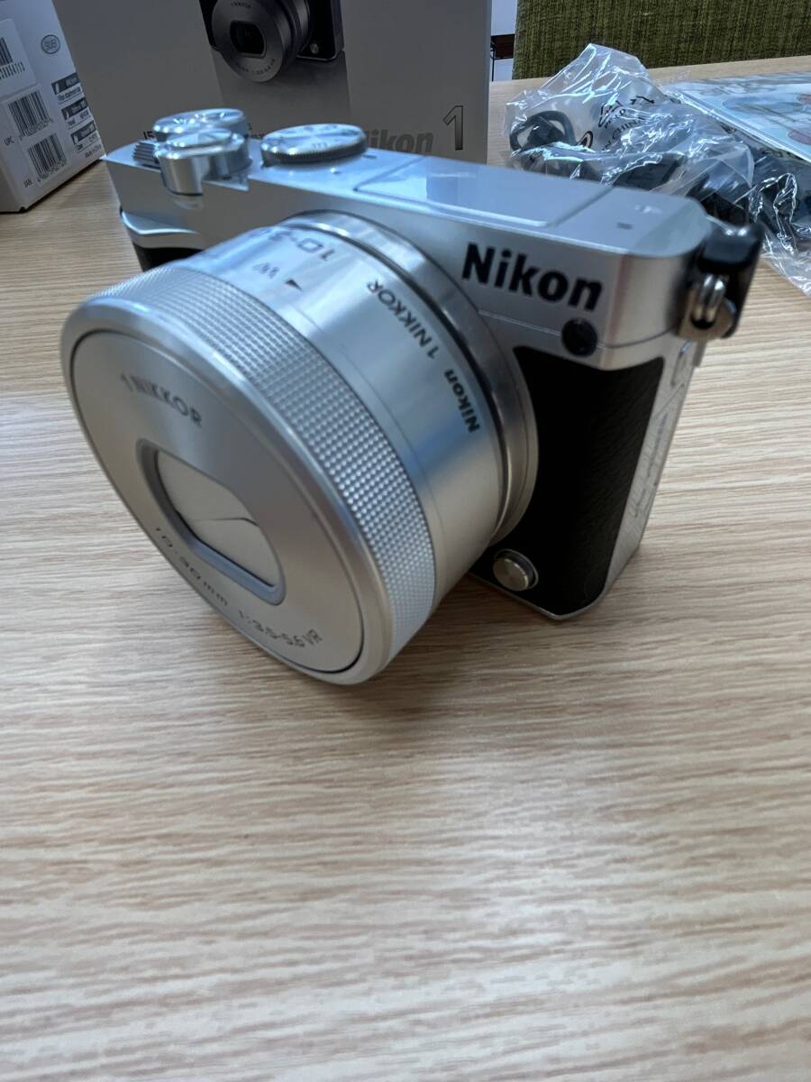 ☆273 Nikon ニコン 1 J5モデル ズームレンズキット NIKKOR VR10-30mm f/3.5-5.6 PD-ZOOM シルバーの画像2