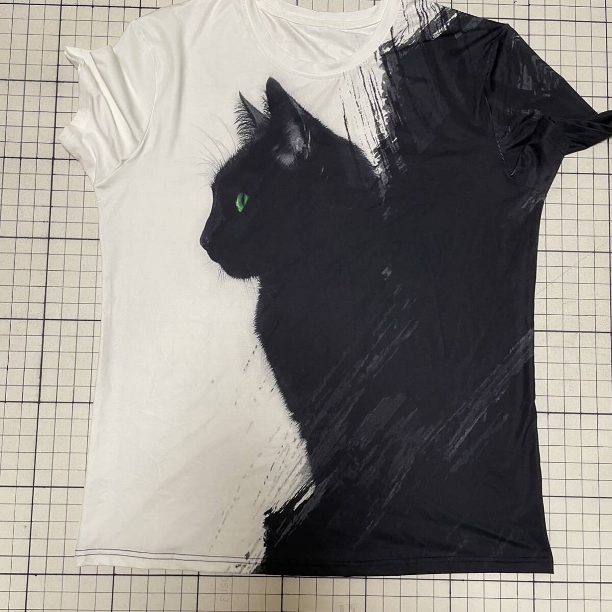 良品 黒猫 クロネコ キャット 両面ビックプリント半袖Tシャツ ストレッチ 収縮性あり Lサイズ ユニセックス可 ホワイト×ブラック/白黒の画像2