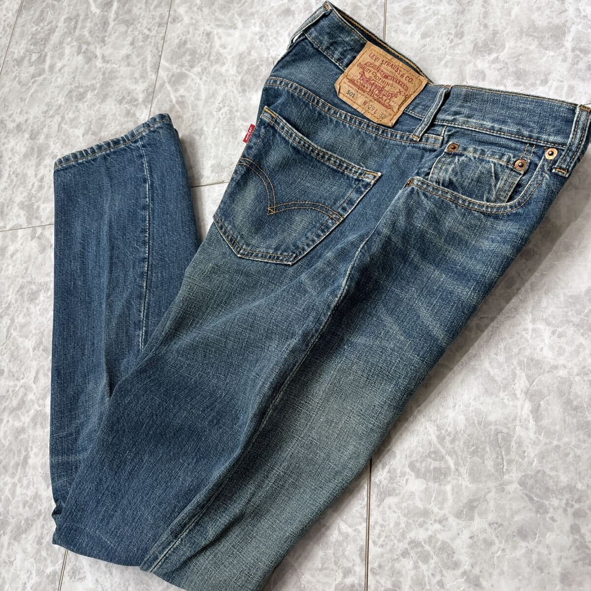 W ＊ 古着 05年製 '人気モデル' LEVI’S リーバイス 501 デニムパンツ / ジーンズ W29 L32 メンズ ボトムス ボタン裏 359 の画像1