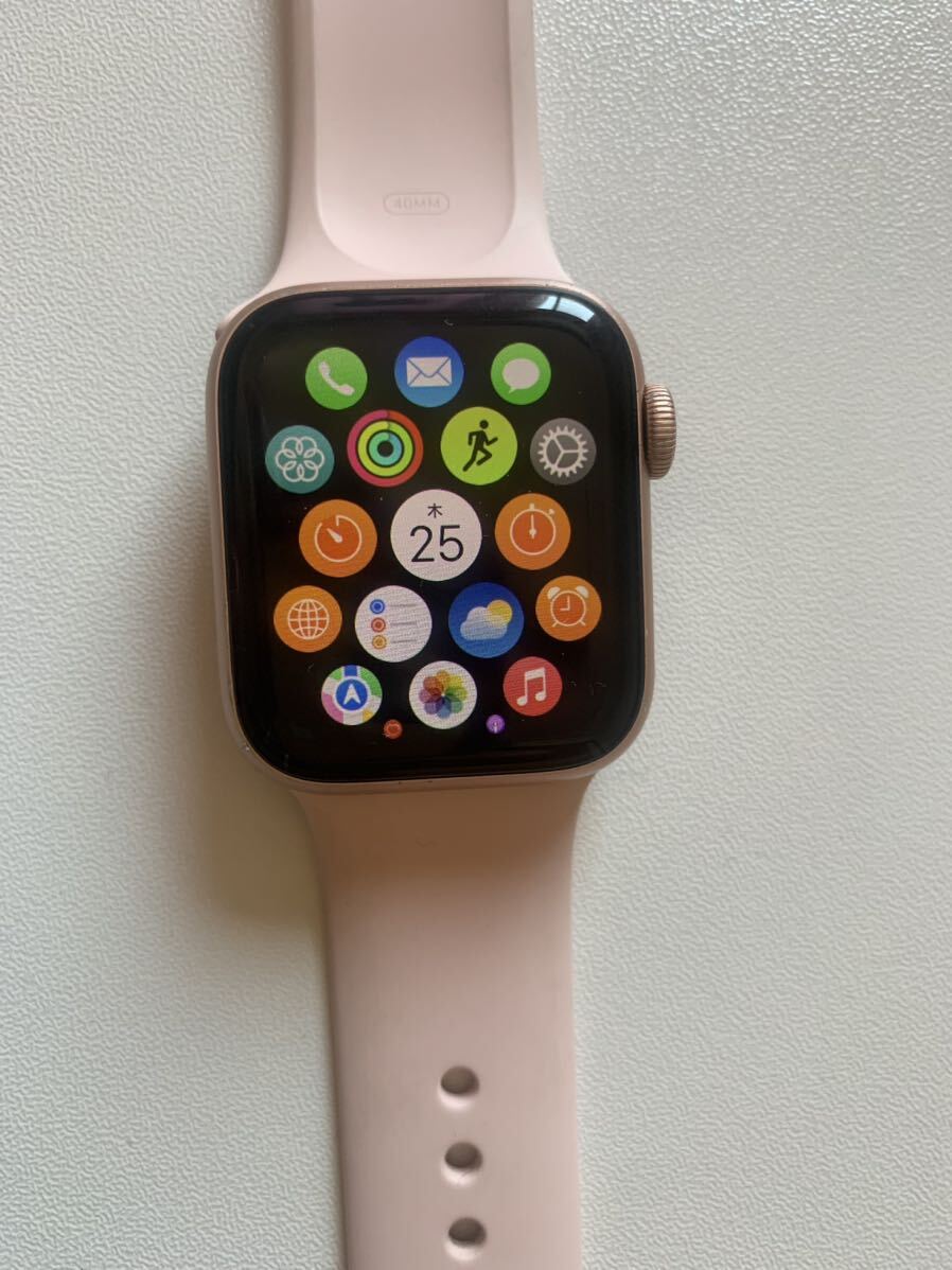 中古Apple Watch アップルウォッチ Series4 40MM 通電確認済み 新品 充電器・バッテリー付 予備ベルト2本の画像2