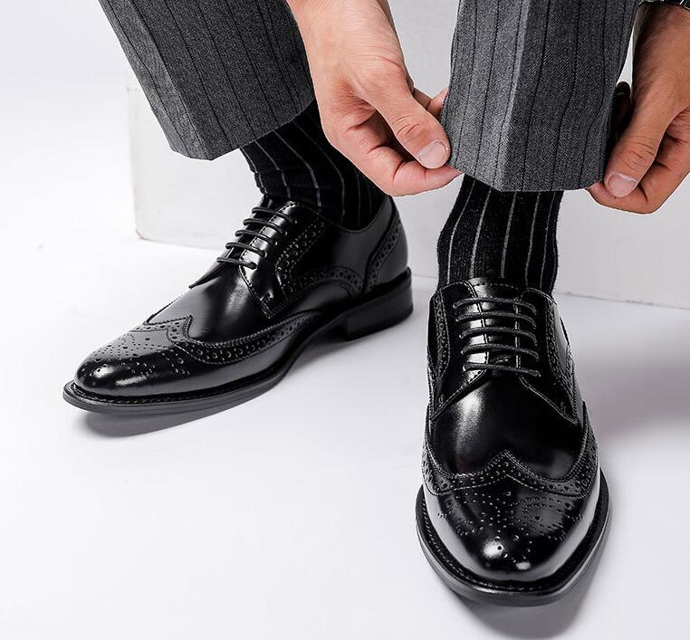 高級品 レザーシューズ 本革 ビジネスシューズ新品 メンズシューズ皮靴ウイングチップ フォーマル 職人手作り 彫り 紳士靴 黒_画像2