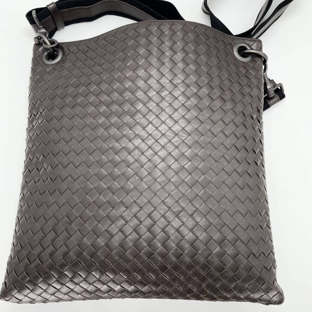 【新品同様】BOTTEGA VENETA ボッテガヴェネタ ショルダーバッグ クロスボディ 斜め掛け メンズ イントレチャート レザー ダークブラウンの画像2