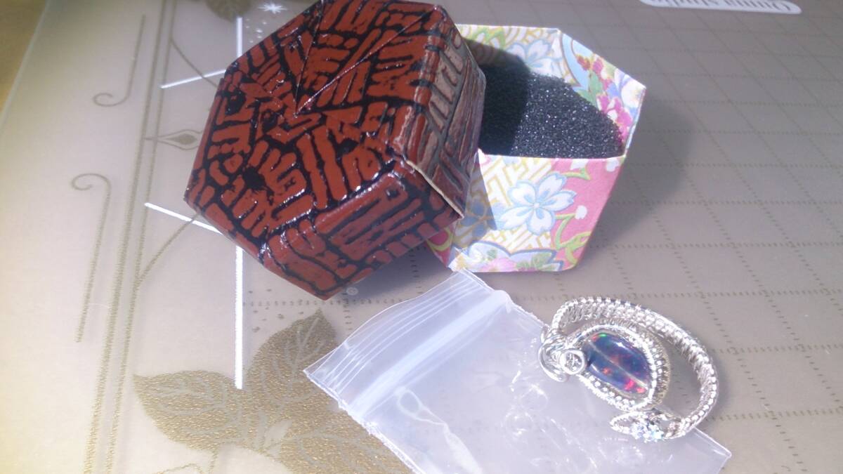 ☆NM☆エチオピアブラックオパールタンブルビーズ　銀色ワイヤーリング(*^^*)☆サイズフリー☆_こんな感じの手作り小箱でお届けです。