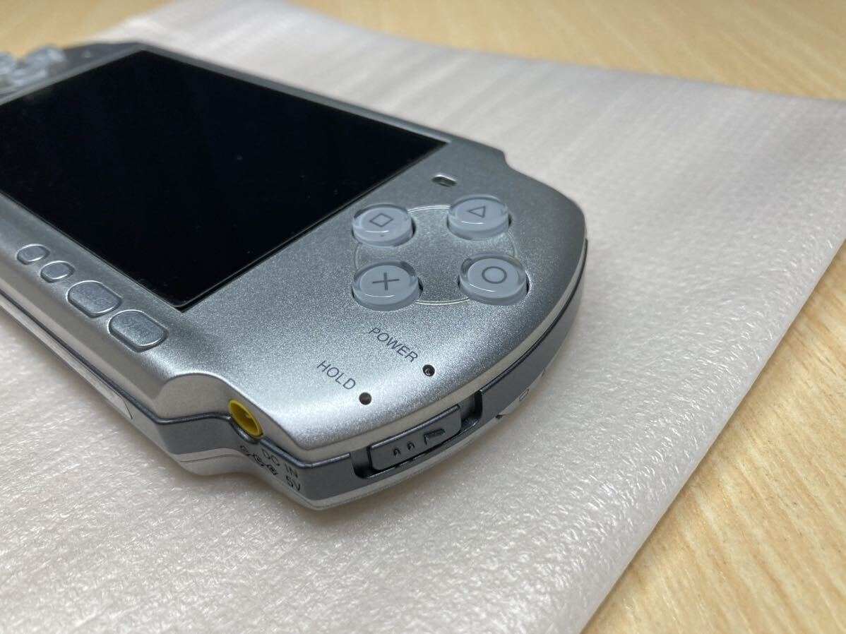 液晶美品　PSP3000シルバー　メモリーカード充電器箱説付き　SONY ソニー プレイステーションポータブル _画像3