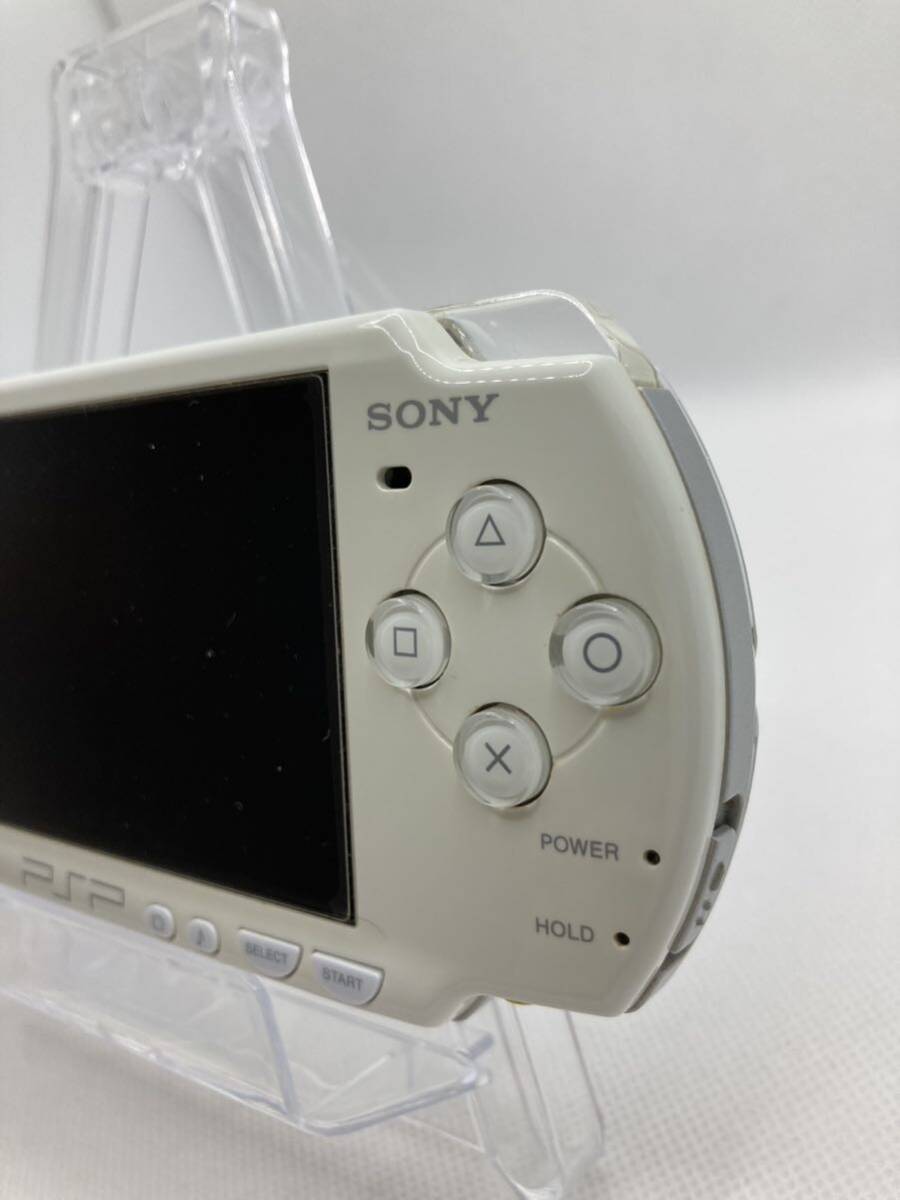 液晶美品　PSP2000ホワイト　SONY ソニー プレイステーションポータブル PlayStation Portable _画像3