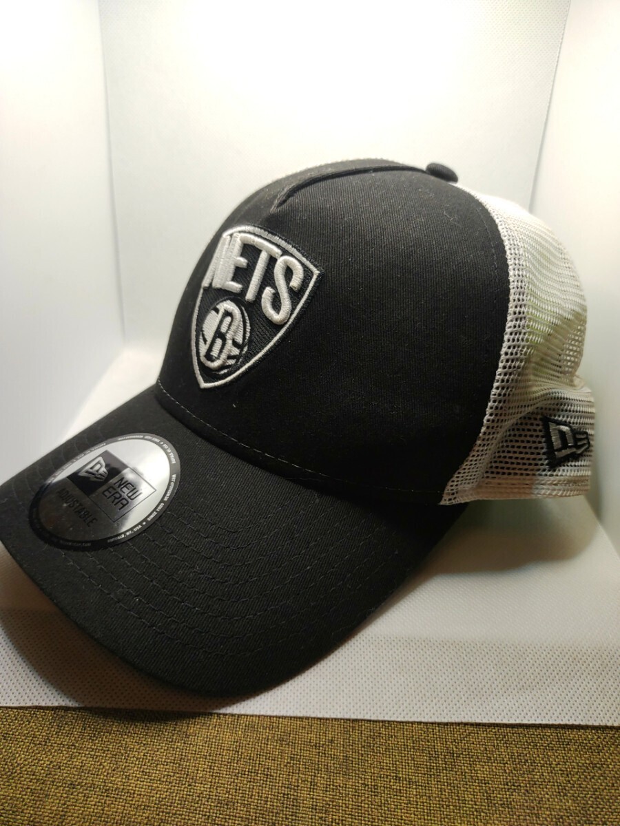 ニューエラ トラッカー ブルックリン・ネッツ ブラック × チームカラー ホワイトメッシュ帽子 野球帽 キャップ帽 フリーサイズの画像1