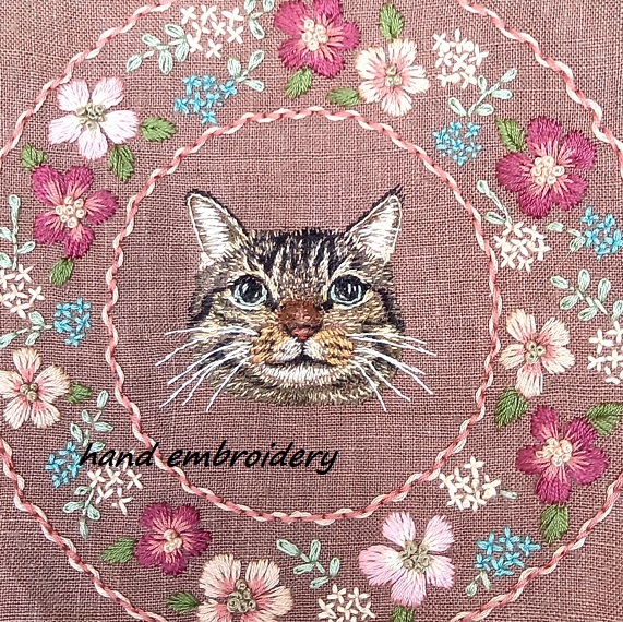 ハンドメイド♪手刺繍 猫とお花のショルダーバッグ キジトラ リネン100% サコッシュ ポーチ スマホショルダーの画像1