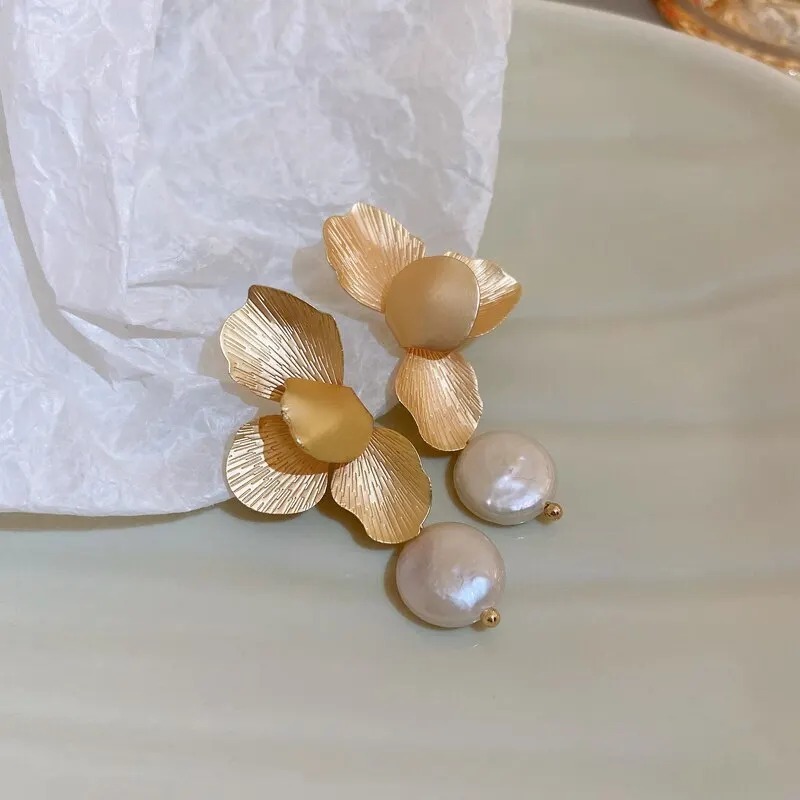エレガントな淡水真珠のピアス　ヴィンテージ　ゴールドの花びら　水滴　ジュエリー_画像1