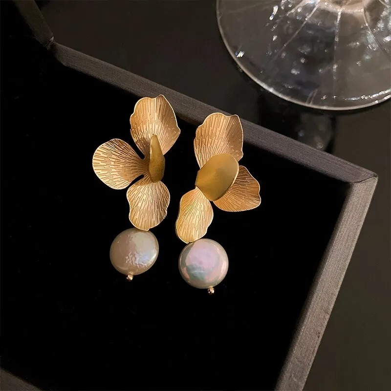 エレガントな淡水真珠のピアス　ヴィンテージ　ゴールドの花びら　水滴　ジュエリー_画像2