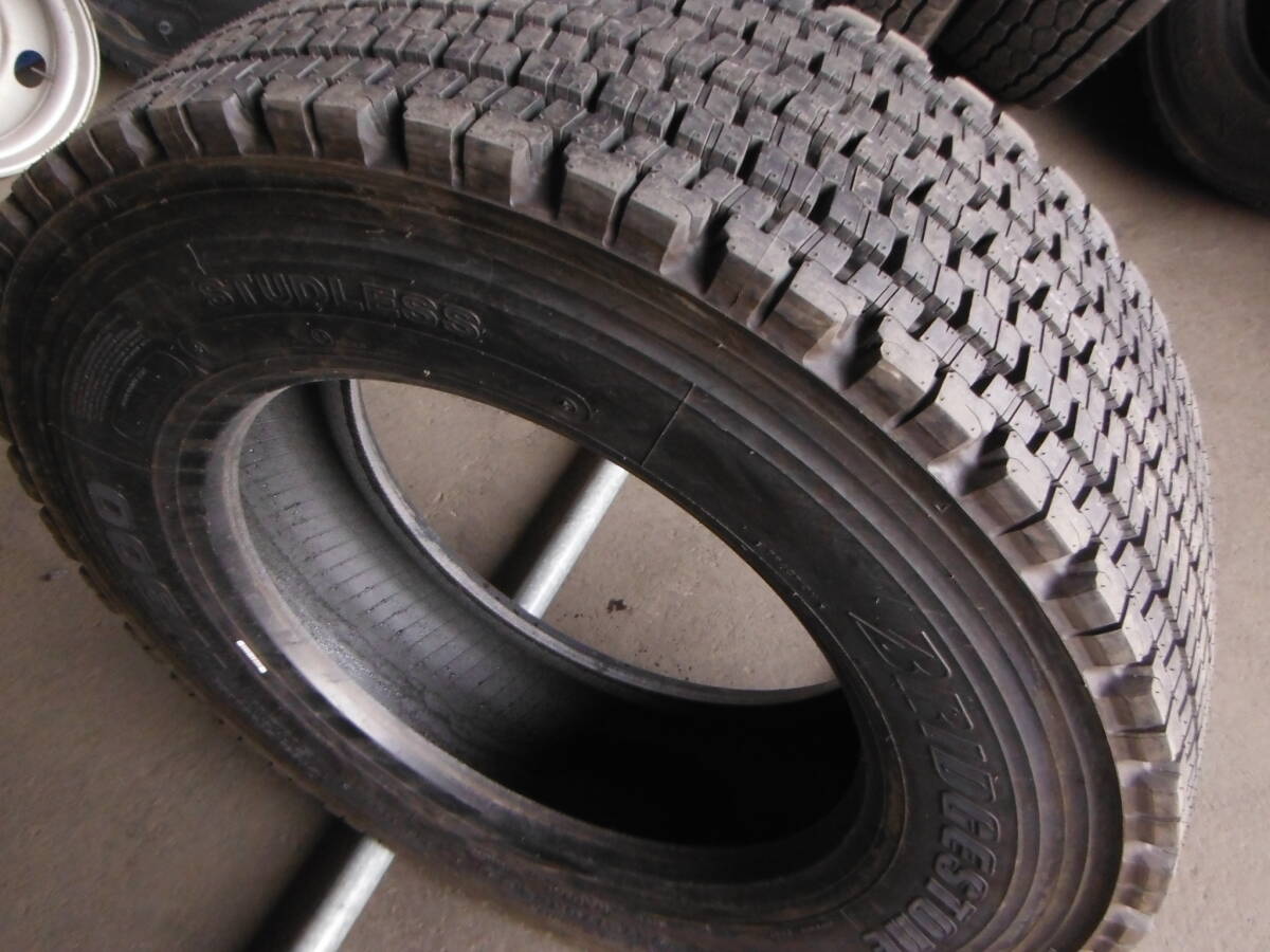 T1925　スペア外し 未走行 イボ付 1本 275/70R22.5 148/145J ブリヂストン W900 スタッドレス 冬 275/70-22.5 275/70/22.5 トラック・バス_画像2