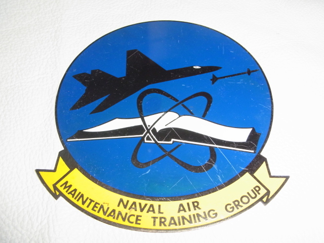 ■希少 米軍放出品 1970～1980年代！『NAVAL AIR MAINTANENCE TRAINNG GROUP』部隊章 金属製 看板 プレート 縦14ｃｍ 横12.5ｃｍ