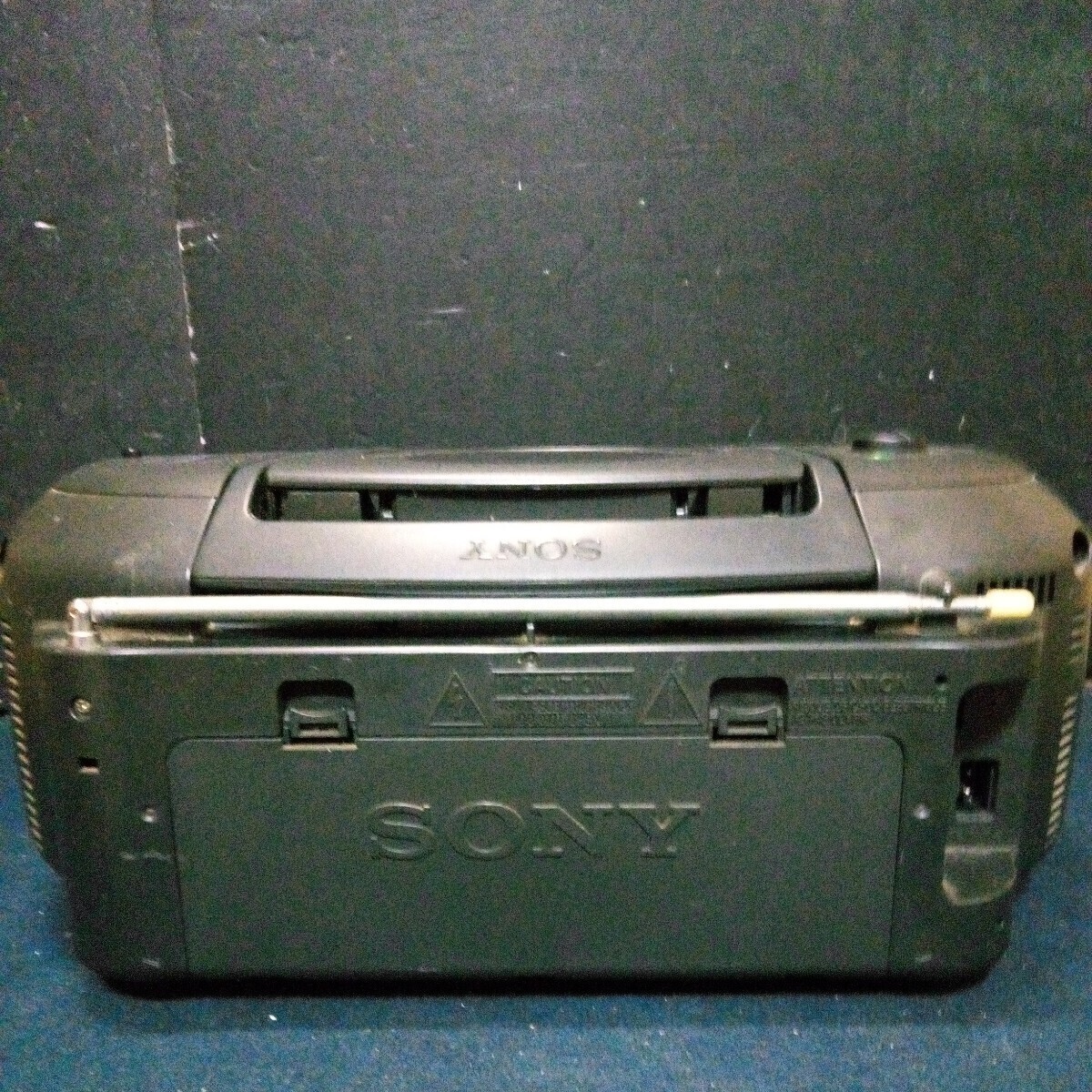 SONY ソニー CDラジカセ「CFD-25」 AM/FMラジオ対応 ブラック 1994年製 100V/15W 約23×38cm 高さ約18cm 通電確認済み 動作未確認 ジャンク_画像6