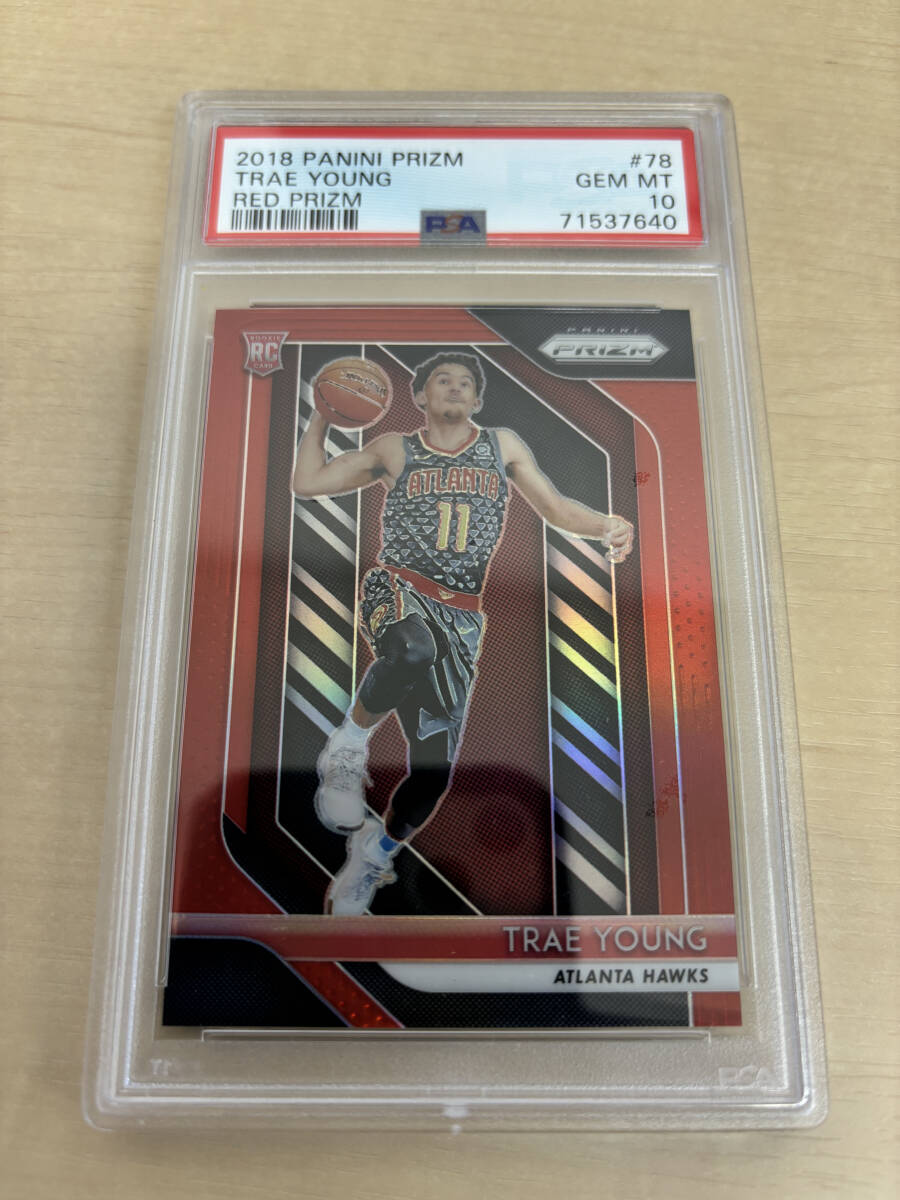 PSA10 2018-19 PRIZM Base RED 298/299 RC TRAE YOUNG HAWKS チームカラーの画像1