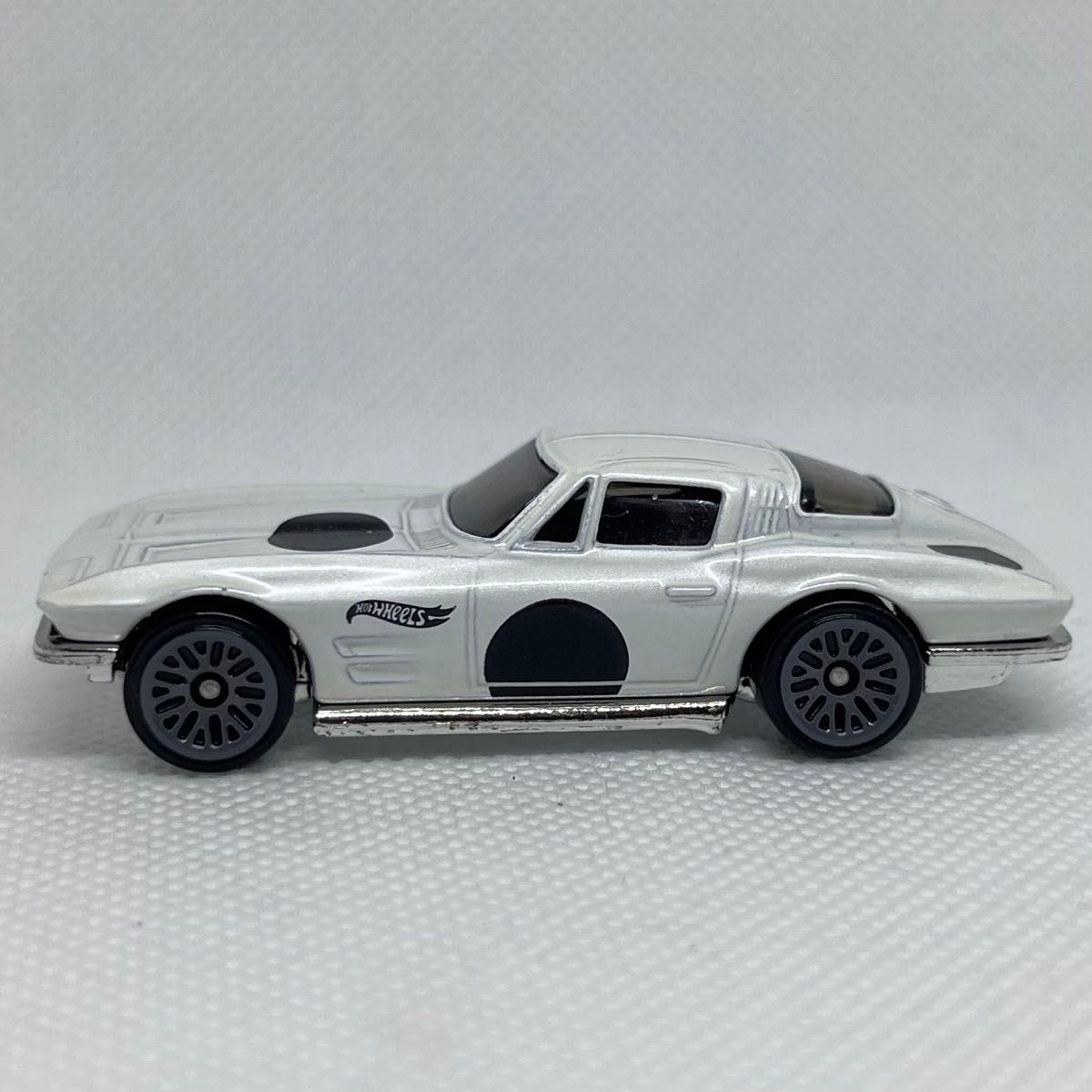 【送料無料】ホットウィール 64コルベット スティングレイ ホワイト ミニカー トミカ corvette アメ車 TOMICA 
