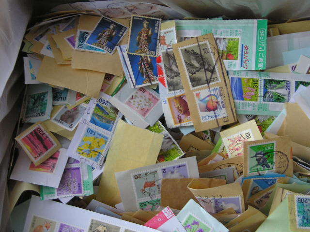 日本切手　紙付・使用済キロボックス　普通切手（慶弔含む）風袋・箱共　７．５㎏_画像3
