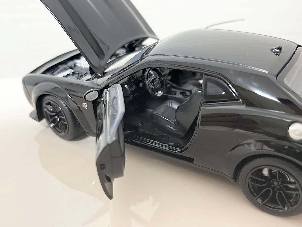 《新品》1:32 DODGE Challenger ミニカー