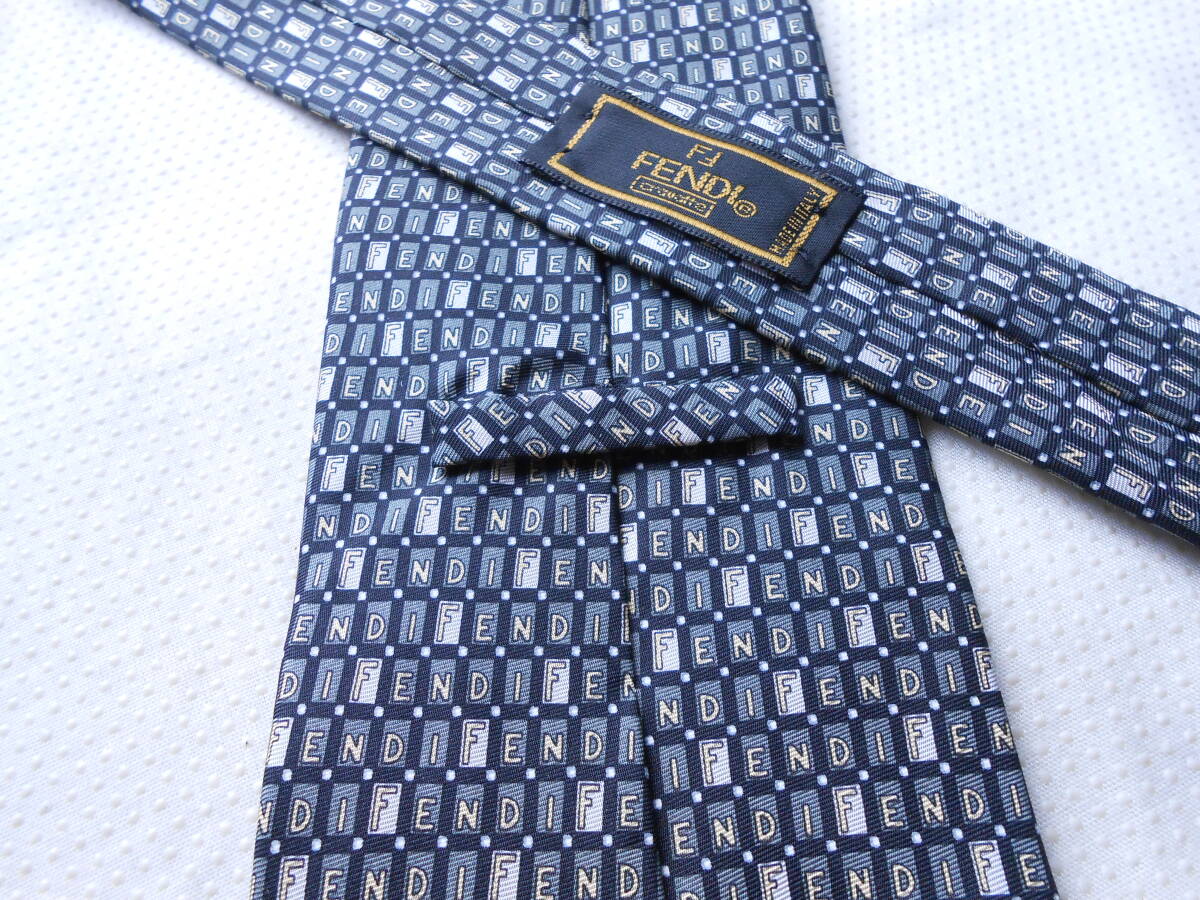 E67美品FENDIフェンディー総ロゴ入りのお洒落な厚手ネクタイの画像2