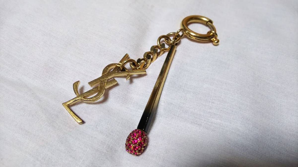 正規良 SAINT LAURENT PARISサンローラン YSLエンブレム×アローライン チャームキーリング キーホルダー ゴールド×レッドストーン 付属有 正規良 SAINT LAURENT PARISサンローラン YSLエンブレム×アローライン チャームキーリング キーホルダー ゴールド×レッドストーン 付属有