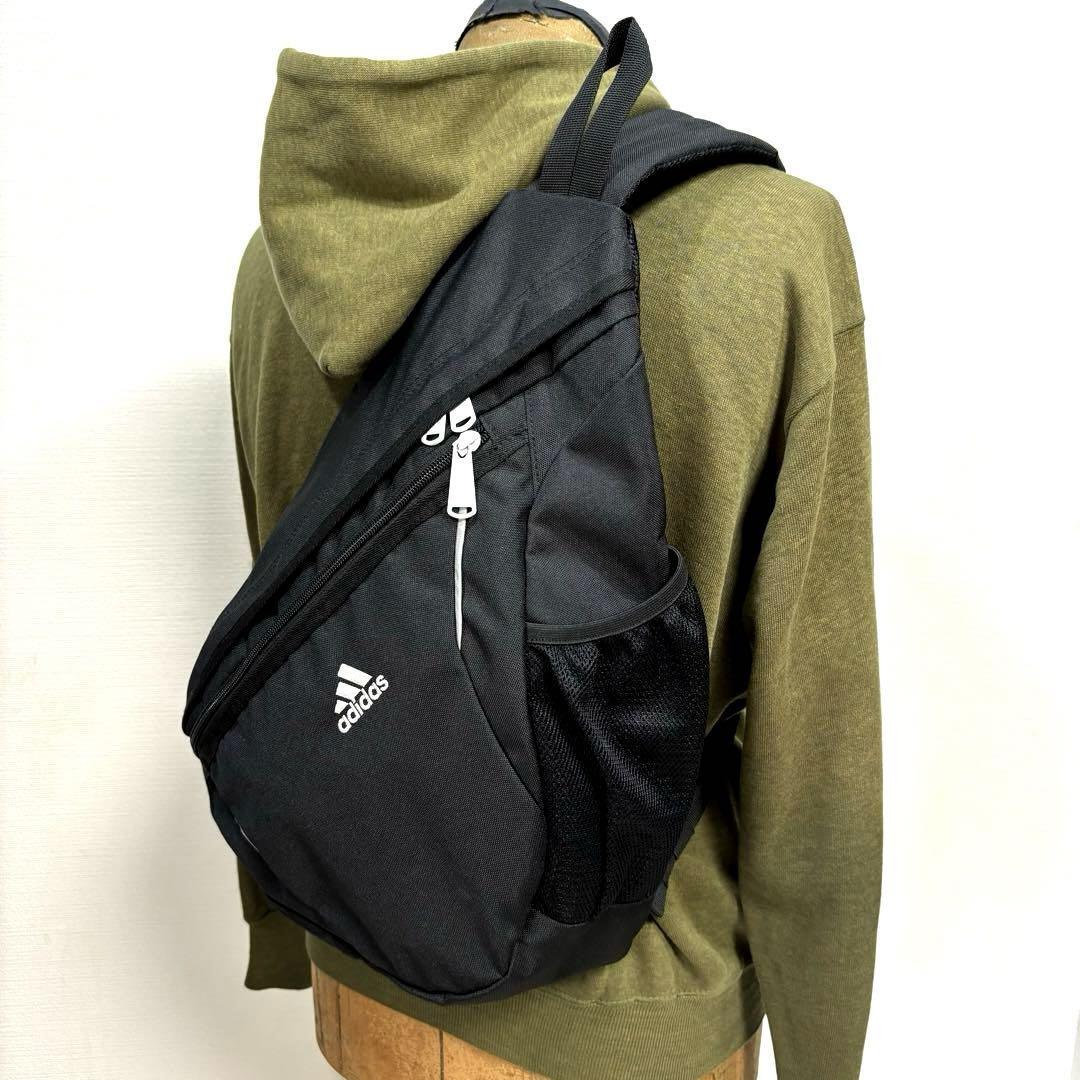 極美品 黒 adidas ワンショルダーバッグ ボディバッグ 極美品 黒 adidas ワンショルダーバッグ ボディバッグ