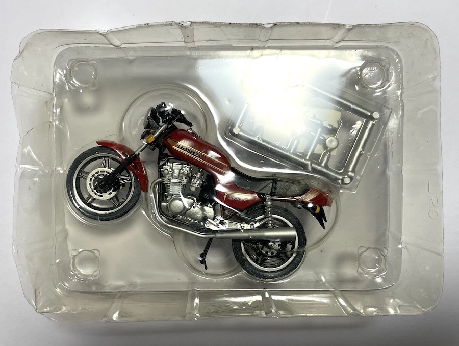エフトイズ 1/24 ロードバイクコレクション HONDA CB750Ｆ キャンディ ブルゴーニュレッド 赤 F-toys ヴィンテージバイクキット_画像3