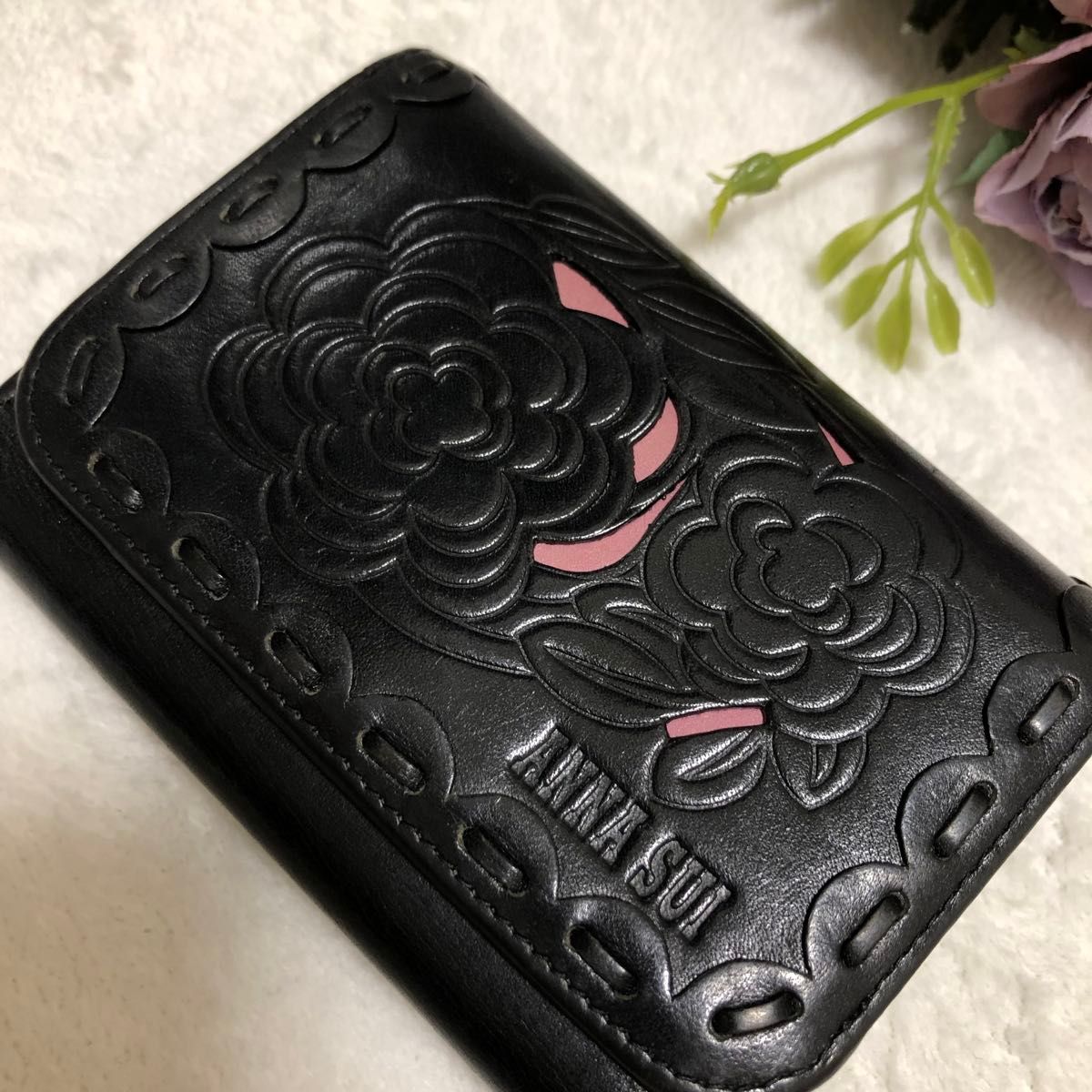 美品！アナスイ　薔薇型押し　二つ折り財布　がま口　黒　レザー レザー ウォレット 財布