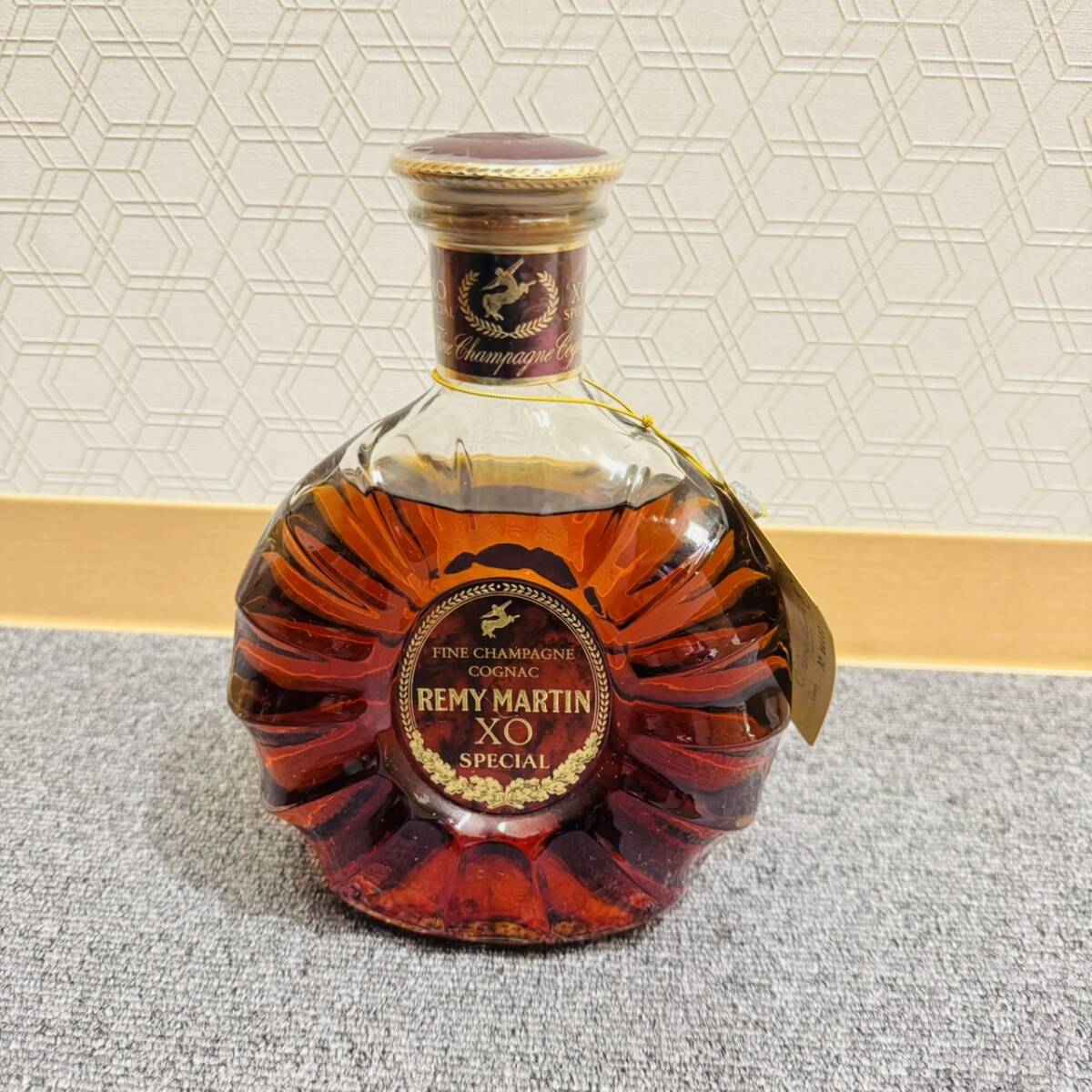 【IYN-4694】1円～ 未開栓 REMY MARTIN XO SPECIAL レミーマルタン XO スペシャル コニャック ブランデー お酒 700ml 40% タグ 箱付 保管品の画像2