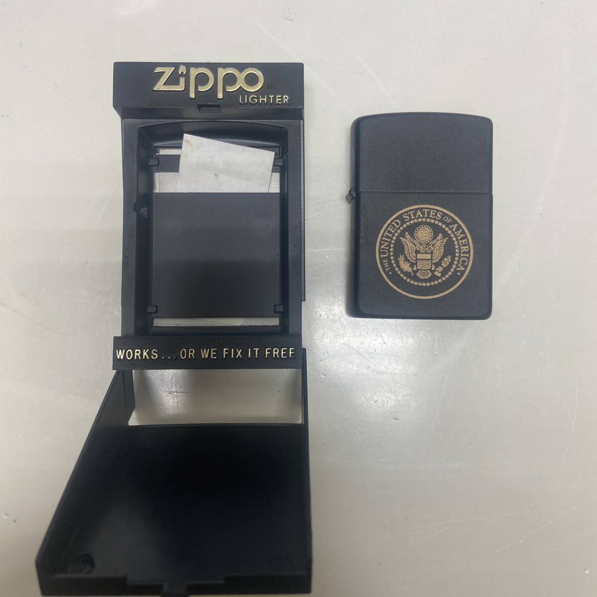 【B-13793】 1円スタート ZIPPO ジッポ UNITED STATES AMERICA ブラックカラー 箱付き 火花確認済み 状態写真参照_画像1