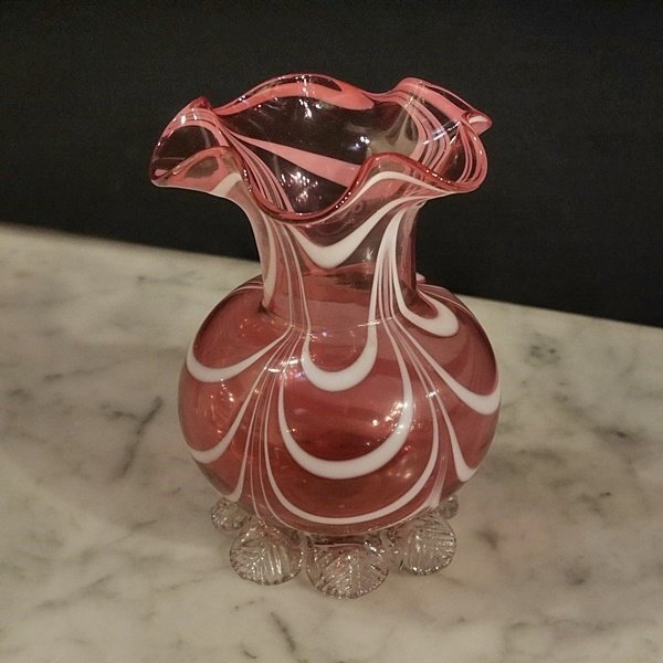 英国イギリスアンティーク 1890年代 ビクトリアン クランベリーガラス 花瓶 フリル S005_画像1
