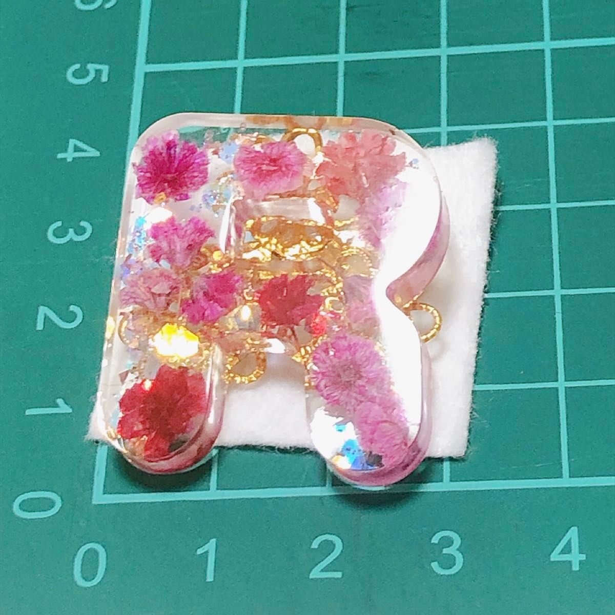 ハンドメイド　アルファベット　イニシャル　ブローチ　R レジン　レジンアクセサリー　ピンク　かすみ草　ドライフラワー　ポイント