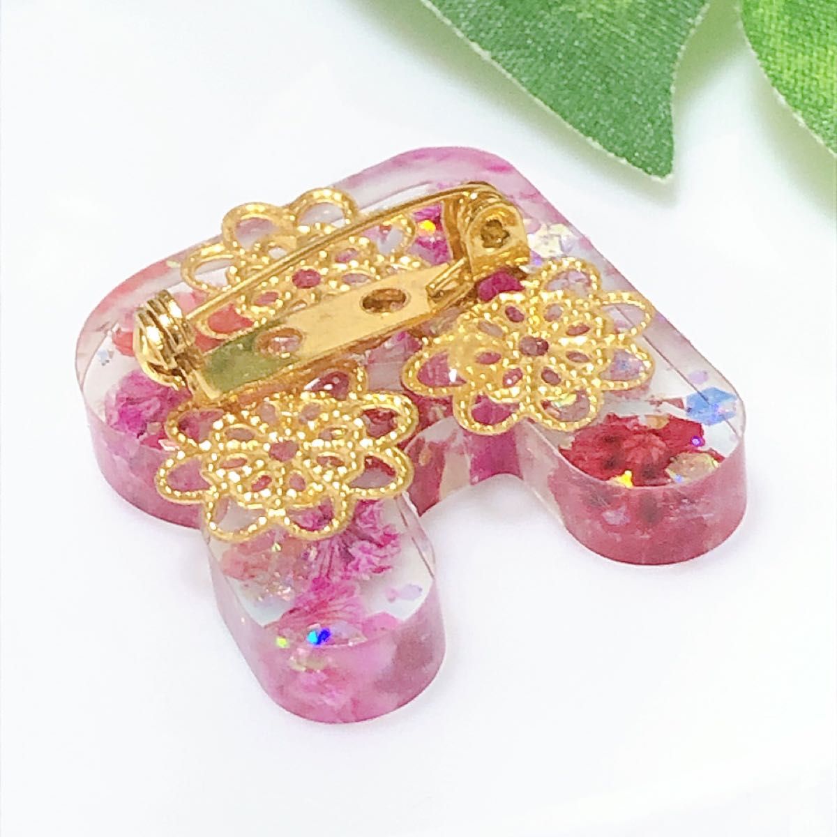 ハンドメイド　アルファベット　イニシャル　ブローチ　R レジン　レジンアクセサリー　ピンク　かすみ草　ドライフラワー　ポイント