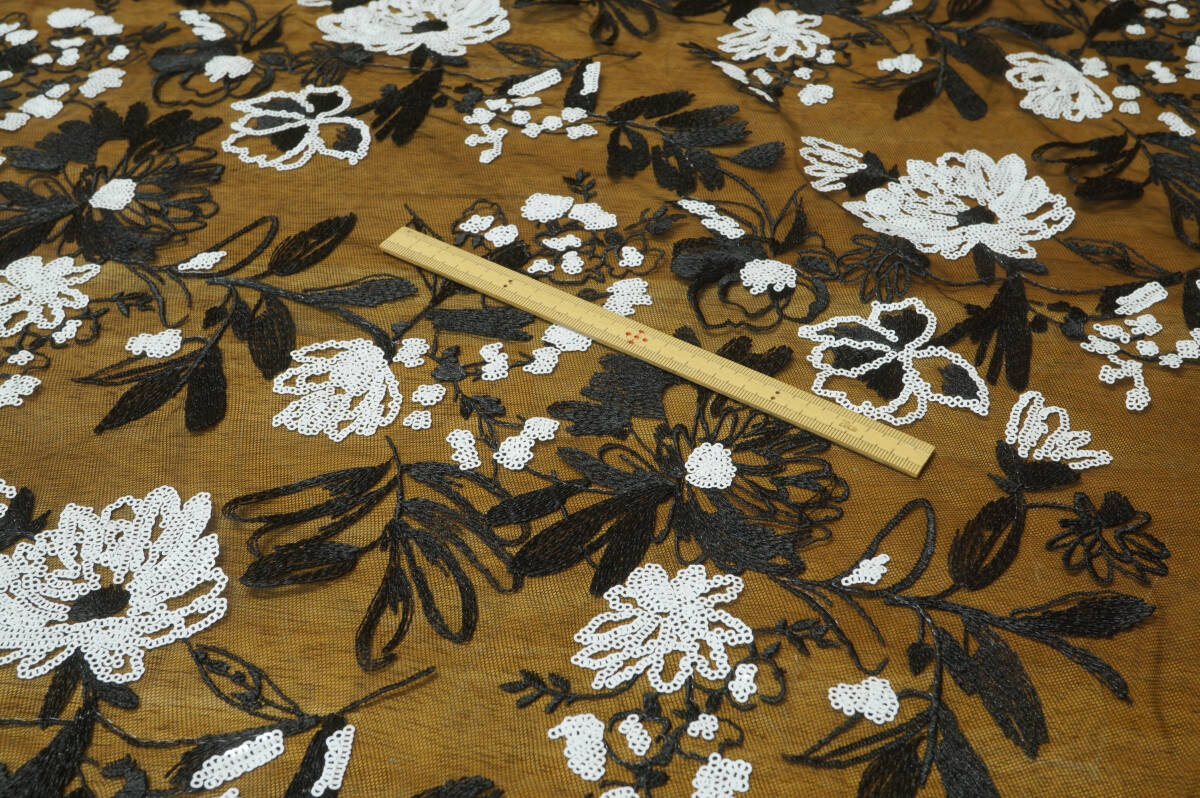 インポートSPAINスパンコール刺繍チュールレース白/黒 長4ｍ巾120㎝(刺繍部分) ワンピース プルオーバー レースベスト スカート フォーマルの画像3
