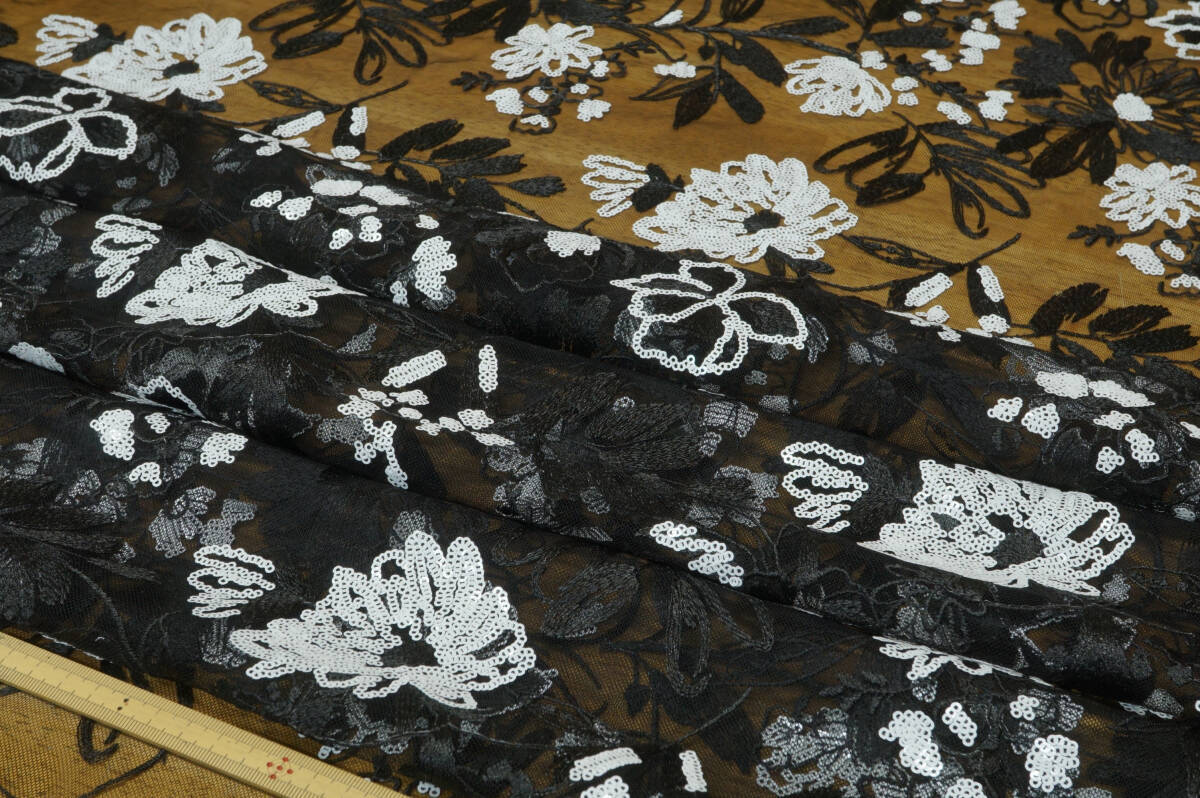 インポートSPAINスパンコール刺繍チュールレース白/黒 長4ｍ巾120㎝(刺繍部分) ワンピース プルオーバー レースベスト スカート フォーマルの画像2