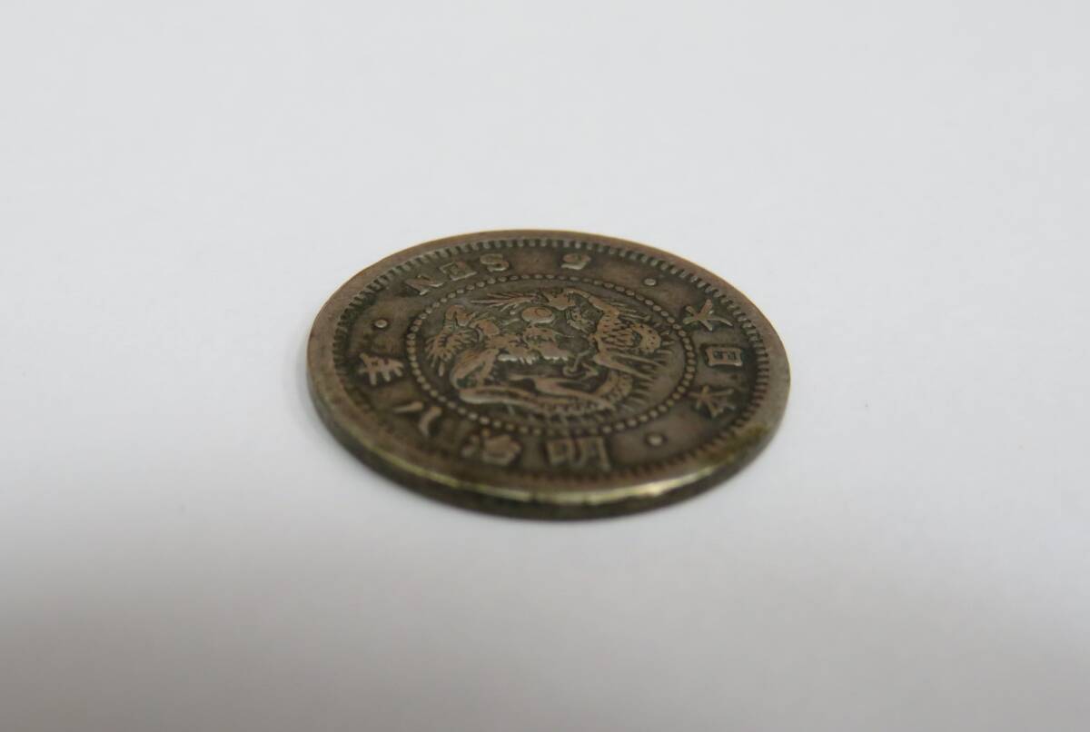 ・75239 日本古銭 竜5銭 銀貨 五銭 明治8年 1875年 量目約1.29gの画像3
