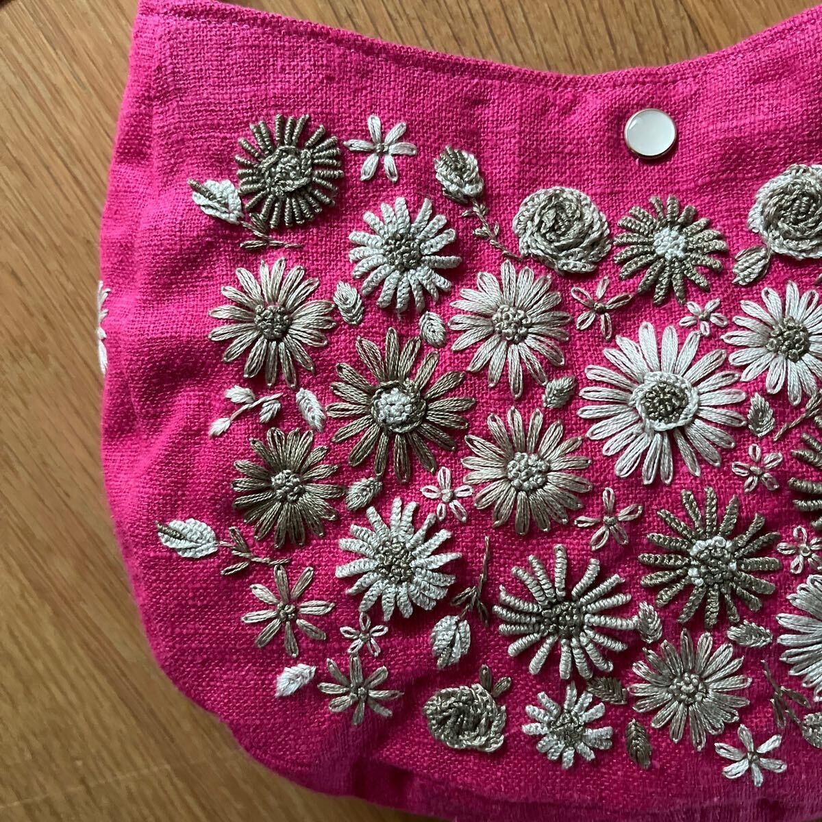 トートバッグ☆リネン（麻）ピンク　たくさんの花の手刺繍☆ハンドメイド _画像2