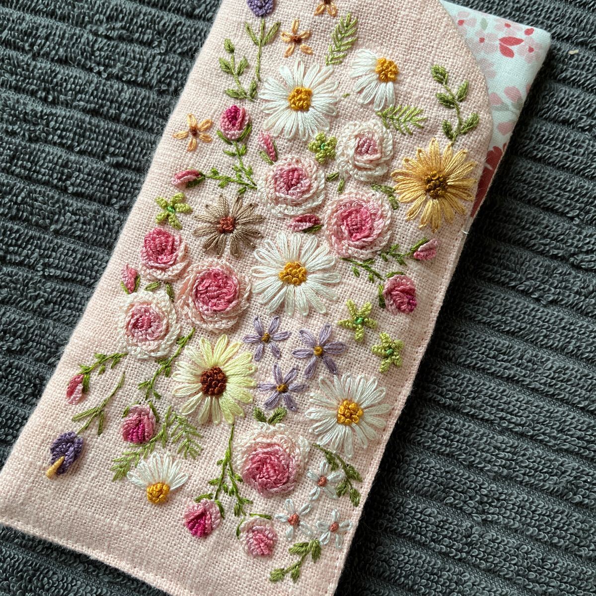 メガネケース　スマホケース☆リネン（麻）ピンク　たくさんの花の手刺繍☆ハンドメイド_画像6