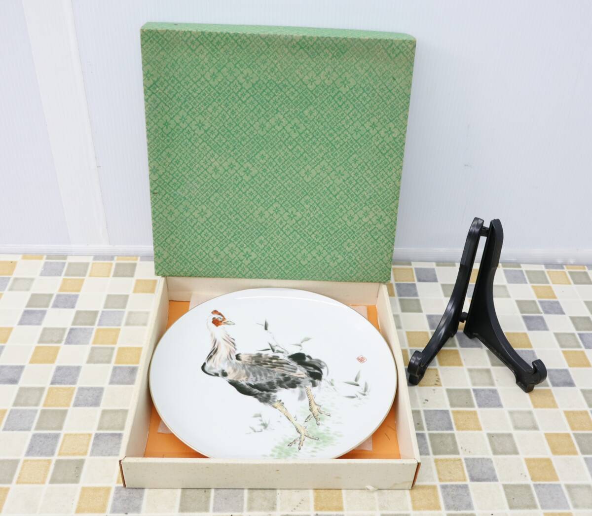 ◆ ｜飾り皿 ニワトリ 陶器 スタンド付き｜有田焼 深川製磁 ｜ スタンドに破損あり■O4679の画像1