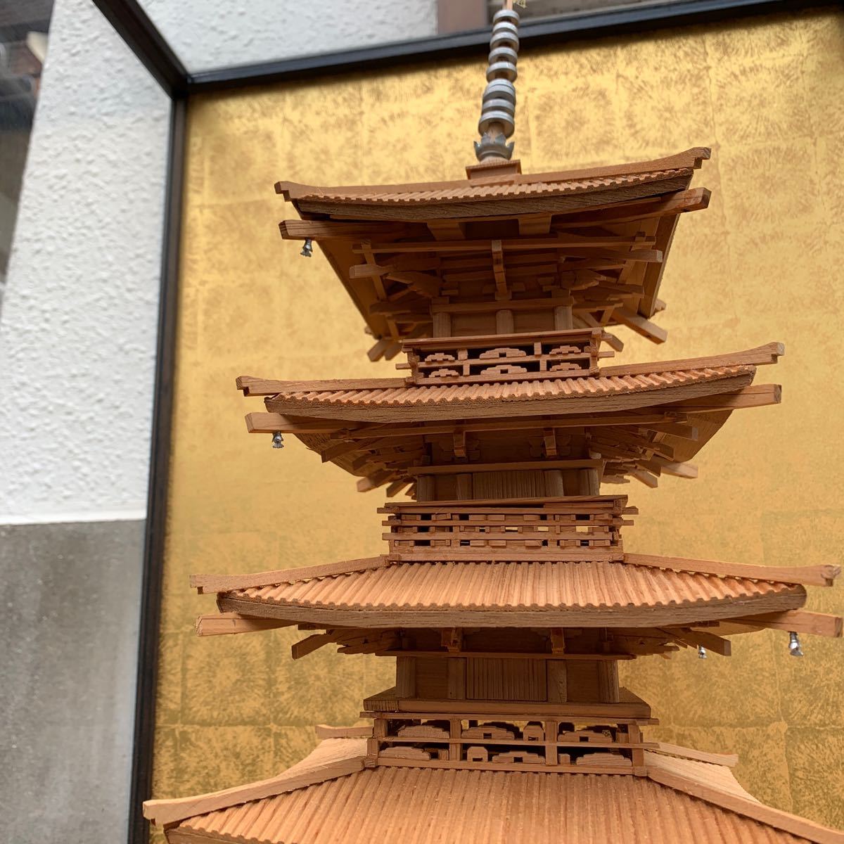 6-1-23■木製 法隆寺 五重の塔 置物 高さ約55cm ガラスケース入り 広島にて直接お渡し限定の画像7