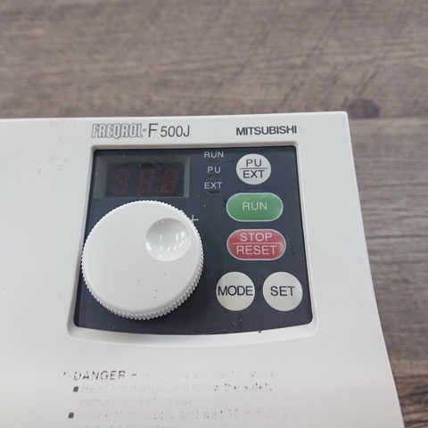 【中古現状品】三菱電機　FREQROL-F500J　FR-F520J-2.2K　インバータ_画像2