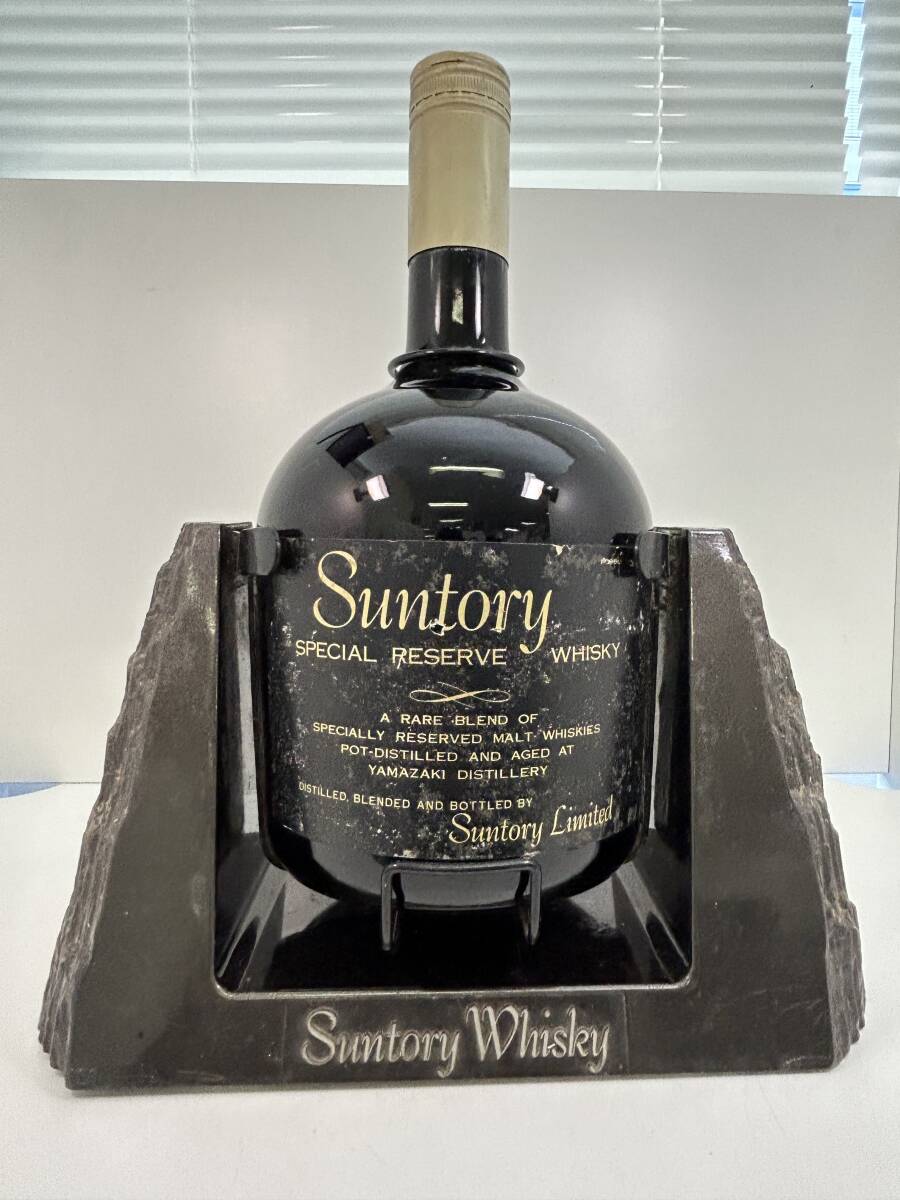 W0604-53 1852【1円スタート】 サントリー SUNTORY スペシャルリザーブ ウイスキー 特大ボトル 台座付き 4000ml 未開栓 古酒の画像1