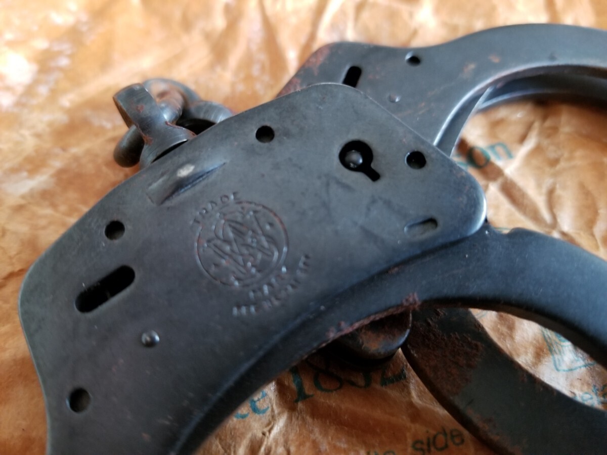 ☆S&W 手錠 M100(鍵2本付) Made in USA スミス&ウェッソン (Smith&Wesson）Handcuffs ハンドカフ 警察グッズ_画像2