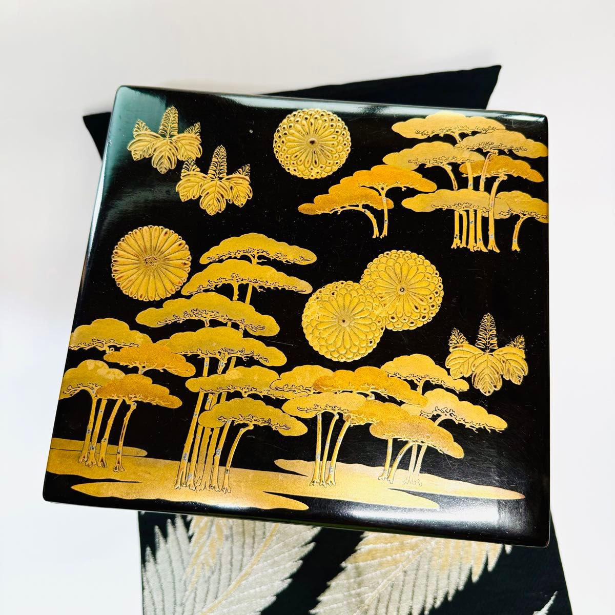 漆器 輪島塗 沈金 老松細工 金蒔絵 木製 三段 重箱 時代品 漆器 輪島塗 沈金 老松細工 金蒔絵 木製 三段 重箱 時代品