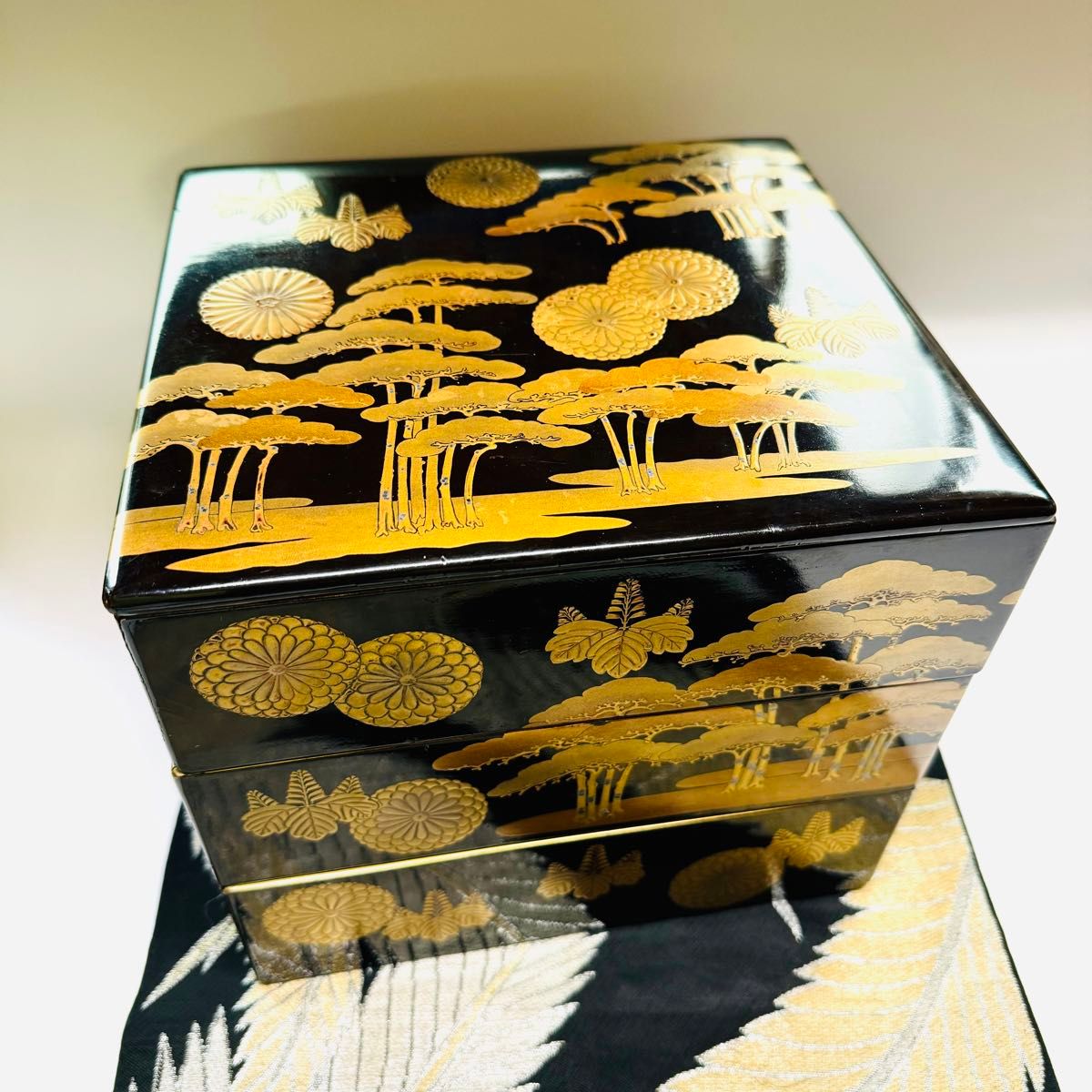 漆器 輪島塗 沈金 老松細工 金蒔絵 木製 三段 重箱 時代品 漆器 輪島塗 沈金 老松細工 金蒔絵 木製 三段 重箱 時代品