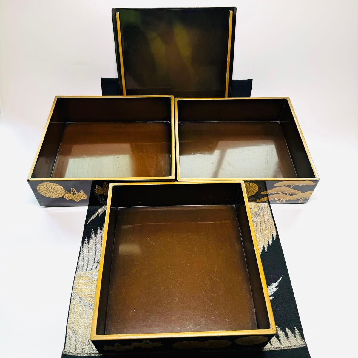 漆器 輪島塗 沈金 老松細工 金蒔絵 木製 三段 重箱 時代品 漆器 輪島塗 沈金 老松細工 金蒔絵 木製 三段 重箱 時代品