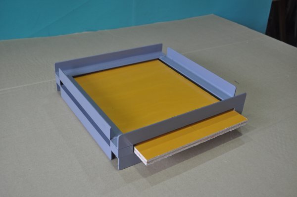 にほんみつばち 日本蜜蜂　重箱式用　 12㎜コンパネ底板付き　4方巣門台（鉄製）_画像1
